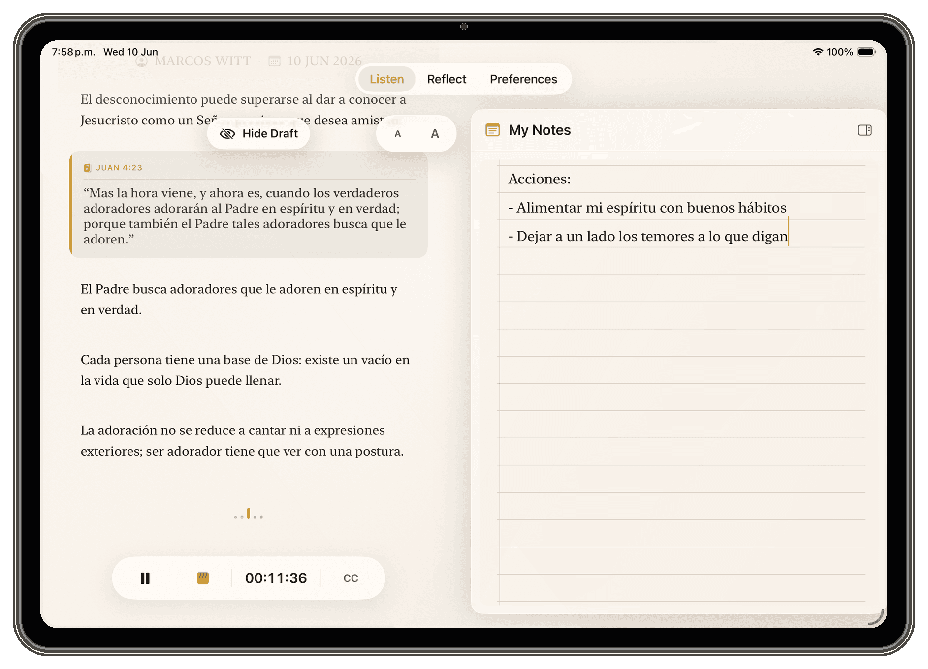 iPad horizontal durante una sesión en vivo, con el diario junto a un cuaderno de papel rayado para notas a mano